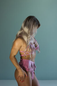 Blonde high class escort met een prachtig roze lingerie set door voyeur X